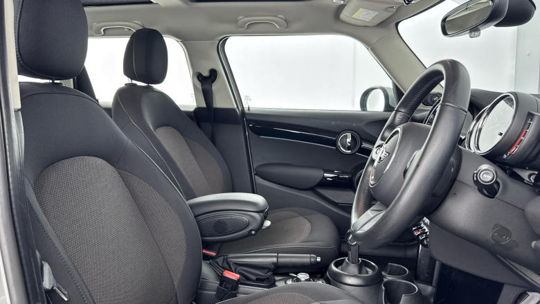 MINI Hatchback 1.5 Cooper Classic 5dr Auto Petrol Hatchback